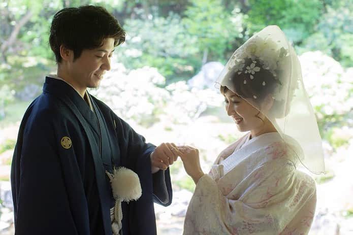 ゼクシィさんのインスタグラム写真 - (ゼクシィInstagram)「【先輩花嫁の和装前撮り大公開♪】 . プレ花嫁さんたち、和装での前撮り予定はありますか？🎵 今回は、先輩花嫁さんの素敵な和装前撮り写真を ご紹介していきますよ😆🌟 ぜひ前撮り指示書作成のご参考に☝️💕 . 1〜4枚目は、お寺の客殿にて撮影された花嫁さん！ 白無垢で肌も綺麗に見せてくれてる効果も？！💗 外の自然光と鮮やかなグリーンも相まって素敵なお写真に☺️ 紙風船などの前撮りグッズがあることで、新郎新婦のかしこまりすぎない、 にこやかな表情を引き出せるのかも😝？！✨ @chu_ki1108 さま . 5〜9枚目は、色打掛での前撮り写真📷❣️ とっても色鮮やかな色打掛に、シンプルなまとめ髪、 鮮やかなヘア装花がとってもエレガント😊 新郎との身長差で見上げるようなショットも素敵😍 @mkmkh_wedding さま . 9枚の写真をご紹介しましたがいかがでしたか？✨ ぜひみなさんの前撮り写真や、もちろん当日のお写真も、 #ゼクシィ2019 のハッシュタグをつけて教えてくださいね📷💓 . +♥+:;;;:+♥+:;;;:+♥+:;;;:+♥+:;;;:+♥+:;;;:+♥ . プロポーズから結婚式まで素敵なお写真募集中！ . ゼクシィ公式アカウントでお写真を紹介してみませんか？ 【#ゼクシィ2019】 を付けて投稿してください👰💐 . +♥+:;;;:+♥+:;;;:+♥+:;;;:+♥+:;;;:+♥+:;;;:+♥ . ▼花嫁さんダウンロード数No.1 ゼクシィアプリはURLから💎 @zexyrecruit . #和装#白無垢#和装ヘア#和装前撮り#色打掛 _ #和装婚#和装結婚式#和装小物#打掛#和婚#ウェディングフォト#和装後撮り#前撮り和装#2019冬婚 _ #2019秋婚#前撮りポーズ#前撮り指示書#白無垢前撮り#結婚式準備#全国のプレ花嫁さんと繋がりたい#日本中のプレ花嫁さんと繋がりたい#白無垢洋髪#白無垢ヘア#プレ花嫁 _ #和装前撮りレポ#ゼクシィ#ちーむゼクシィ#プロポーズされたらゼクシィ」5月8日 12時40分 - zexyrecruit