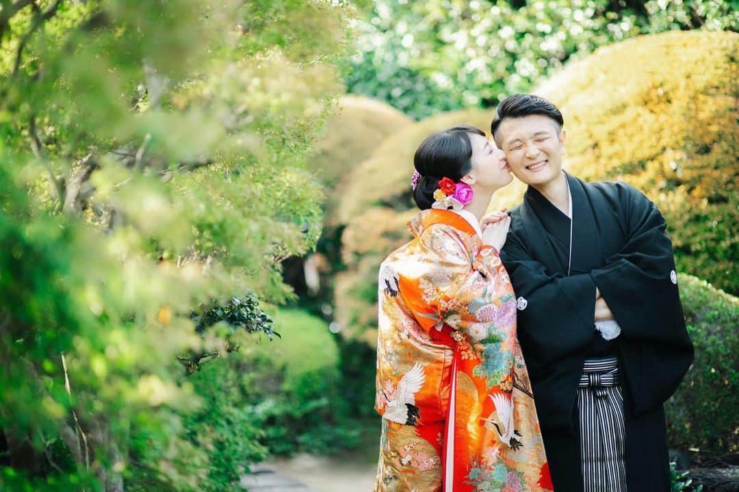 ゼクシィさんのインスタグラム写真 - (ゼクシィInstagram)「【先輩花嫁の和装前撮り大公開♪】 . プレ花嫁さんたち、和装での前撮り予定はありますか？🎵 今回は、先輩花嫁さんの素敵な和装前撮り写真を ご紹介していきますよ😆🌟 ぜひ前撮り指示書作成のご参考に☝️💕 . 1〜4枚目は、お寺の客殿にて撮影された花嫁さん！ 白無垢で肌も綺麗に見せてくれてる効果も？！💗 外の自然光と鮮やかなグリーンも相まって素敵なお写真に☺️ 紙風船などの前撮りグッズがあることで、新郎新婦のかしこまりすぎない、 にこやかな表情を引き出せるのかも😝？！✨ @chu_ki1108 さま . 5〜9枚目は、色打掛での前撮り写真📷❣️ とっても色鮮やかな色打掛に、シンプルなまとめ髪、 鮮やかなヘア装花がとってもエレガント😊 新郎との身長差で見上げるようなショットも素敵😍 @mkmkh_wedding さま . 9枚の写真をご紹介しましたがいかがでしたか？✨ ぜひみなさんの前撮り写真や、もちろん当日のお写真も、 #ゼクシィ2019 のハッシュタグをつけて教えてくださいね📷💓 . +♥+:;;;:+♥+:;;;:+♥+:;;;:+♥+:;;;:+♥+:;;;:+♥ . プロポーズから結婚式まで素敵なお写真募集中！ . ゼクシィ公式アカウントでお写真を紹介してみませんか？ 【#ゼクシィ2019】 を付けて投稿してください👰💐 . +♥+:;;;:+♥+:;;;:+♥+:;;;:+♥+:;;;:+♥+:;;;:+♥ . ▼花嫁さんダウンロード数No.1 ゼクシィアプリはURLから💎 @zexyrecruit . #和装#白無垢#和装ヘア#和装前撮り#色打掛 _ #和装婚#和装結婚式#和装小物#打掛#和婚#ウェディングフォト#和装後撮り#前撮り和装#2019冬婚 _ #2019秋婚#前撮りポーズ#前撮り指示書#白無垢前撮り#結婚式準備#全国のプレ花嫁さんと繋がりたい#日本中のプレ花嫁さんと繋がりたい#白無垢洋髪#白無垢ヘア#プレ花嫁 _ #和装前撮りレポ#ゼクシィ#ちーむゼクシィ#プロポーズされたらゼクシィ」5月8日 12時40分 - zexyrecruit