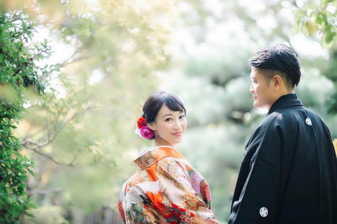 ゼクシィさんのインスタグラム写真 - (ゼクシィInstagram)「【先輩花嫁の和装前撮り大公開♪】 . プレ花嫁さんたち、和装での前撮り予定はありますか？🎵 今回は、先輩花嫁さんの素敵な和装前撮り写真を ご紹介していきますよ😆🌟 ぜひ前撮り指示書作成のご参考に☝️💕 . 1〜4枚目は、お寺の客殿にて撮影された花嫁さん！ 白無垢で肌も綺麗に見せてくれてる効果も？！💗 外の自然光と鮮やかなグリーンも相まって素敵なお写真に☺️ 紙風船などの前撮りグッズがあることで、新郎新婦のかしこまりすぎない、 にこやかな表情を引き出せるのかも😝？！✨ @chu_ki1108 さま . 5〜9枚目は、色打掛での前撮り写真📷❣️ とっても色鮮やかな色打掛に、シンプルなまとめ髪、 鮮やかなヘア装花がとってもエレガント😊 新郎との身長差で見上げるようなショットも素敵😍 @mkmkh_wedding さま . 9枚の写真をご紹介しましたがいかがでしたか？✨ ぜひみなさんの前撮り写真や、もちろん当日のお写真も、 #ゼクシィ2019 のハッシュタグをつけて教えてくださいね📷💓 . +♥+:;;;:+♥+:;;;:+♥+:;;;:+♥+:;;;:+♥+:;;;:+♥ . プロポーズから結婚式まで素敵なお写真募集中！ . ゼクシィ公式アカウントでお写真を紹介してみませんか？ 【#ゼクシィ2019】 を付けて投稿してください👰💐 . +♥+:;;;:+♥+:;;;:+♥+:;;;:+♥+:;;;:+♥+:;;;:+♥ . ▼花嫁さんダウンロード数No.1 ゼクシィアプリはURLから💎 @zexyrecruit . #和装#白無垢#和装ヘア#和装前撮り#色打掛 _ #和装婚#和装結婚式#和装小物#打掛#和婚#ウェディングフォト#和装後撮り#前撮り和装#2019冬婚 _ #2019秋婚#前撮りポーズ#前撮り指示書#白無垢前撮り#結婚式準備#全国のプレ花嫁さんと繋がりたい#日本中のプレ花嫁さんと繋がりたい#白無垢洋髪#白無垢ヘア#プレ花嫁 _ #和装前撮りレポ#ゼクシィ#ちーむゼクシィ#プロポーズされたらゼクシィ」5月8日 12時40分 - zexyrecruit