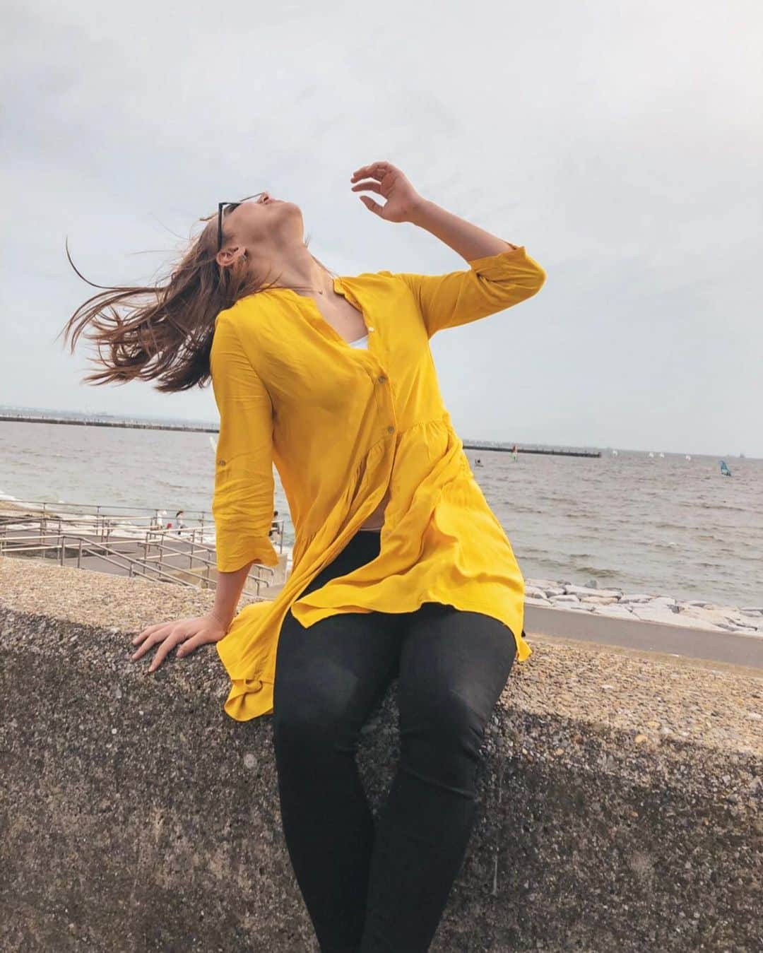 ベネット・マヤのインスタグラム：「Whiplash 💥 #yellow #friends #dayoff #beach #laugh #photo #lifestyle」
