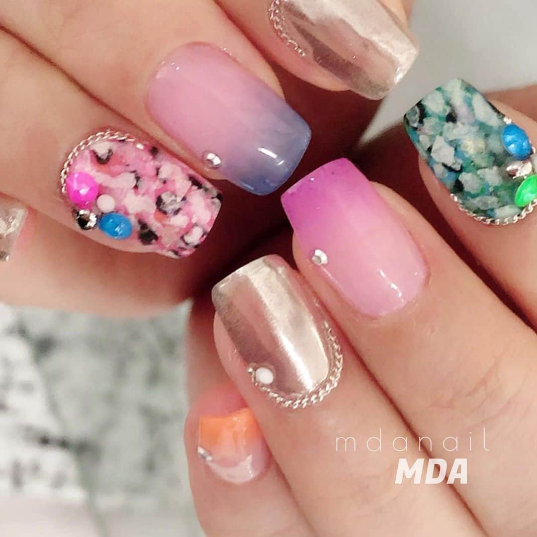 Mayu Ogawaさんのインスタグラム写真 - (Mayu OgawaInstagram)「🌟アート×ミラー🌟  ミラーネイルがますます可愛い季節です 😍❤️ ・  mixed design nails and mirror nails. it's season that mirror nails are more cute!  #ミラーネイル  #mda #mdanail #nailstagram #nails #nailarts #gelnails #lovenails #nailaddict #trend #trendnails #fashion #ファッション #トレンド #おしゃれネイル #お洒落」5月8日 12時44分 - m_d_a