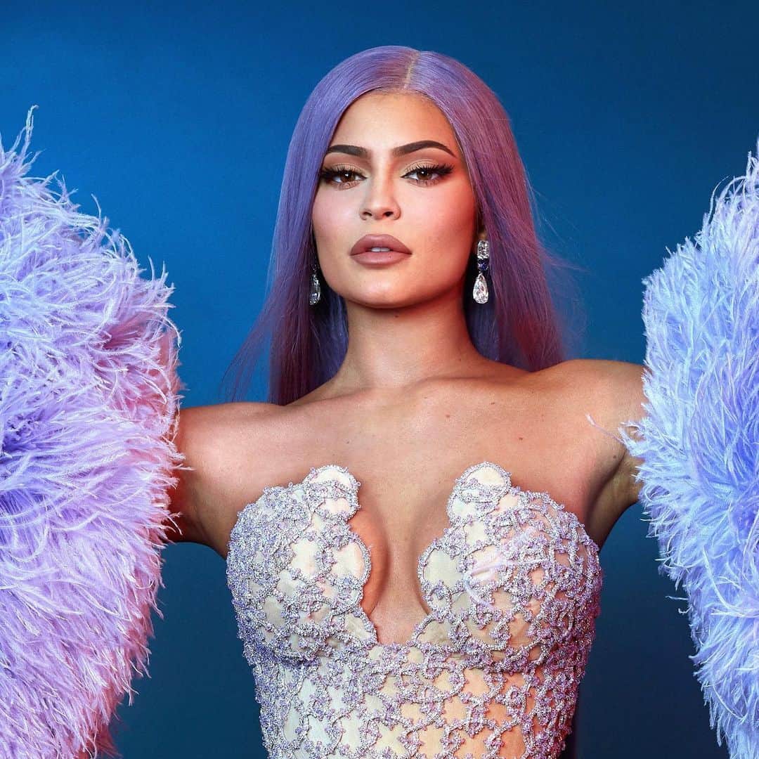 Kylie Cosmeticsさんのインスタグラム写真 - (Kylie CosmeticsInstagram)「Get @kyliejenner’s red carpet look with our new Met Gala Glam bundle ✨ tap to shop! 💕 photo by @gregswalesart makeup by @makeupbyariel Kylie wears @versace」5月8日 3時48分 - kyliecosmetics