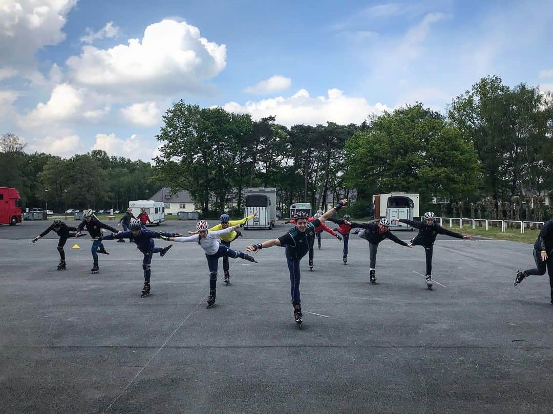ルーベン・ブロマールトのインスタグラム：「Introducing figure skating without an ice rink 😄 very talented students 👌 @spitzensport_bundeswehr #sportschulewarendorf #trainerbw #hörsaal1」