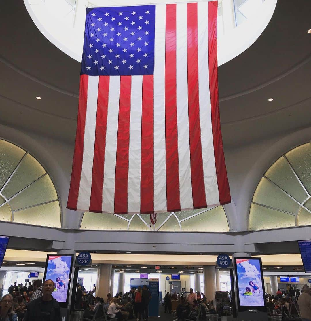 ハチミツ二郎さんのインスタグラム写真 - (ハチミツ二郎Instagram)「ロサンジェルス国際空港。 業界用語でスサンジェルロスさいこくのくーこー。」5月8日 4時02分 - jirohachimitsu