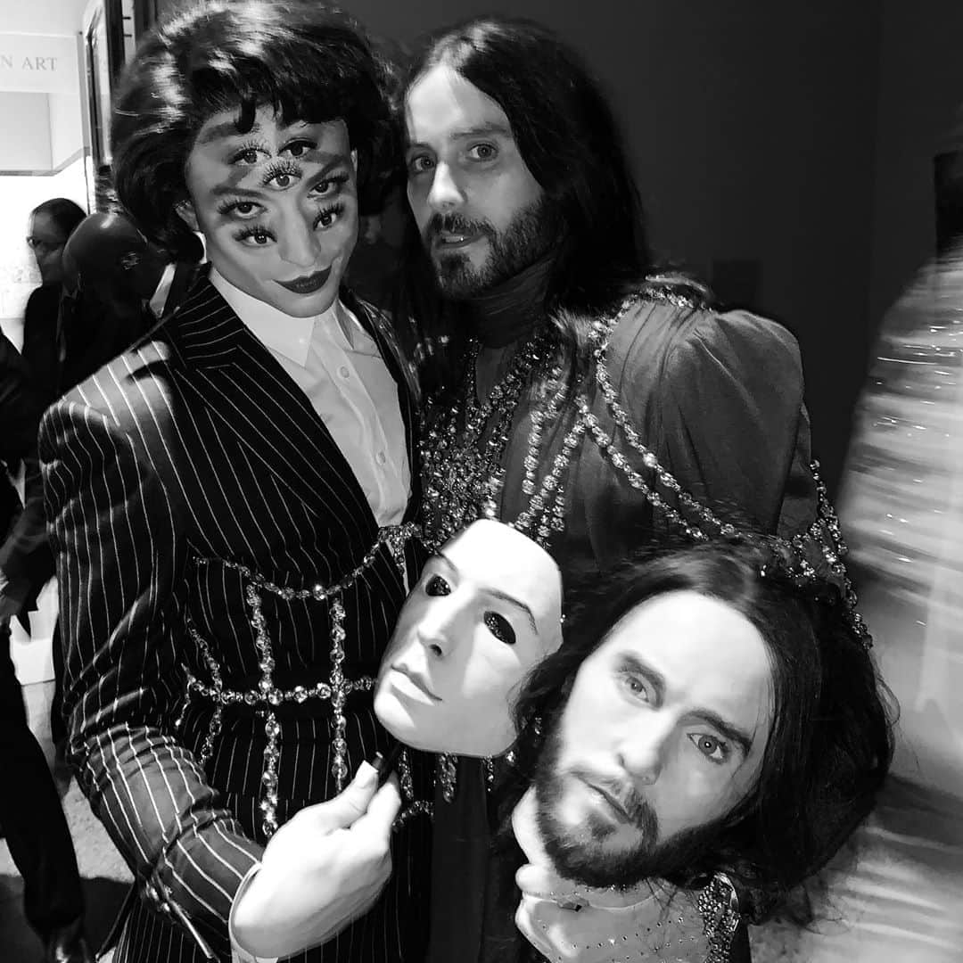 カーラ・デルヴィーニュのインスタグラム：「These two... 🔥🔥🔥 @jaredleto #EzraMiller #metgala」