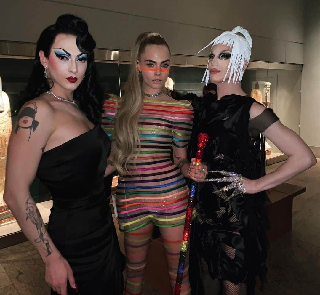 カーラ・デルヴィーニュのインスタグラム：「And these two... 💥💥💥 @violetchachki @ageofaquaria」