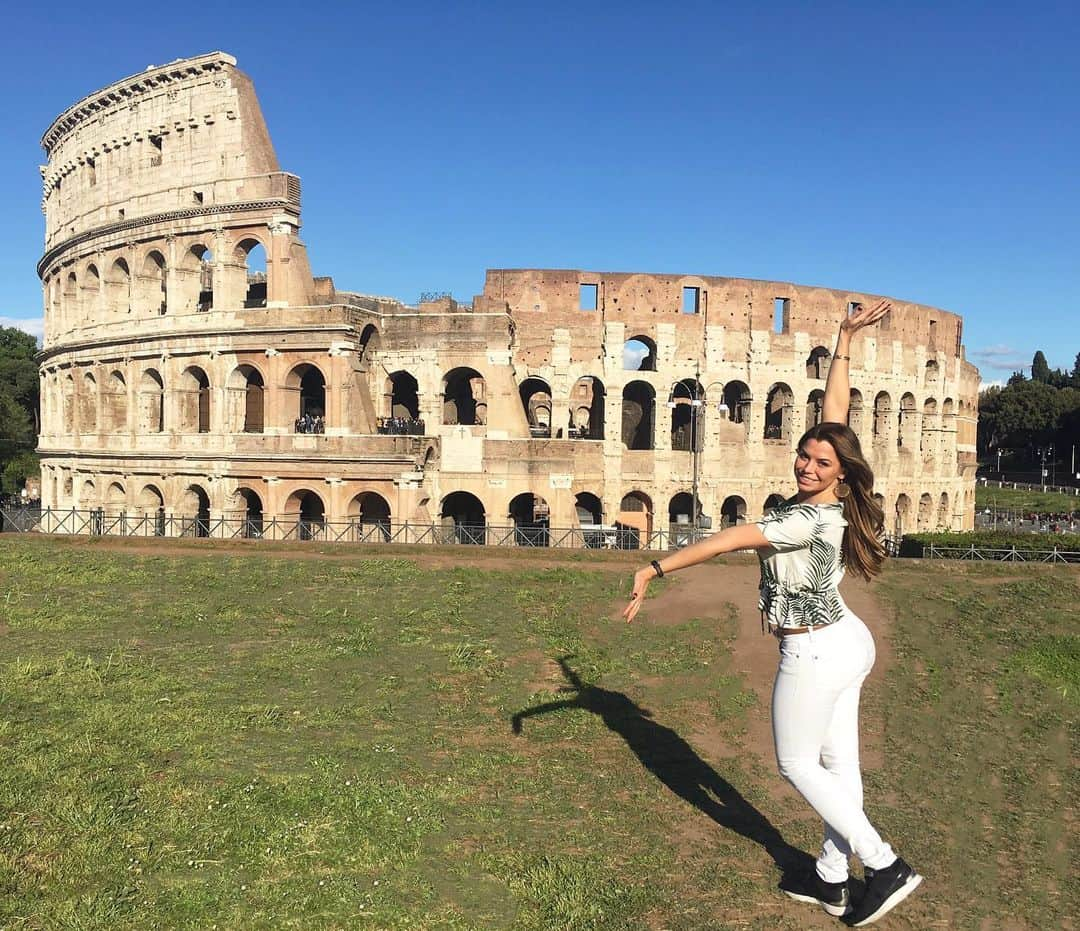 ルイス・グローバーさんのインスタグラム写真 - (ルイス・グローバーInstagram)「Exploring ancient Rome.. the sun is shining, soo much to see & do.. #bucketlist #7wondersoftheworld 🏛 . #italy #rome🇮🇹 #sunnyday #colusseum #louiseglover #bucketlist #soloadventure #solotravel #travelling #rome #romeitaly #wonderoftheworld #travelgram #travel #travelblogger #travelholic #traveltheworld」5月8日 4時00分 - louiseglover