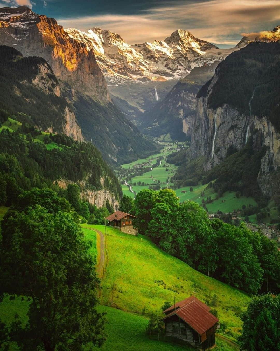 Travel + Leisureさんのインスタグラム写真 - (Travel + LeisureInstagram)「Wondrous views 😍 The Bernese Oberland is filled with great train rides. Find out more about the most scenic train routes in Switzerland at our link in bio! #tlpicks courtesy of @sennarelax」5月8日 4時05分 - travelandleisure