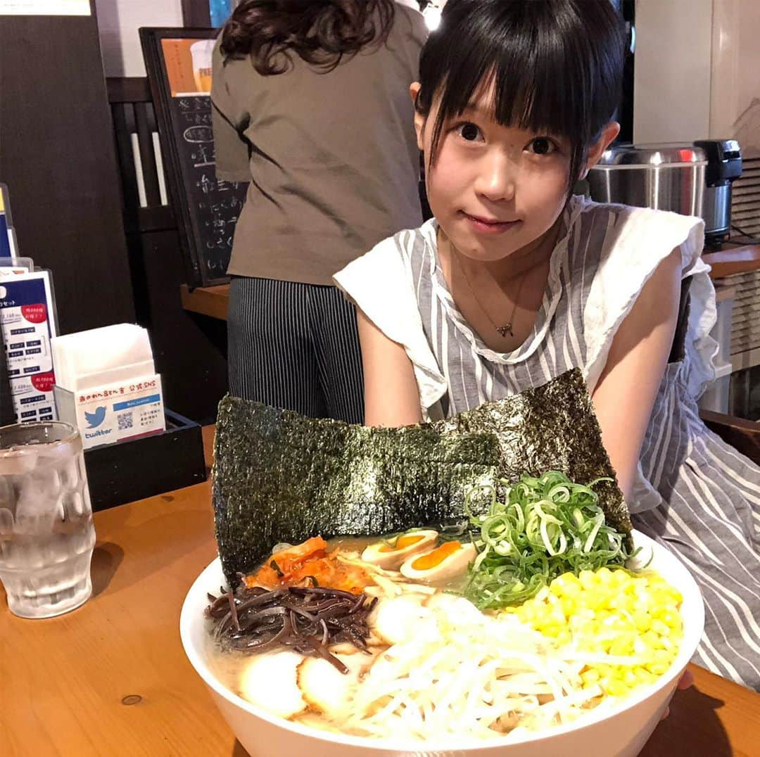 おごせ綾さんのインスタグラム写真 - (おごせ綾Instagram)「【大食い】【早食い】【福岡】2.8kg15分のチャレンジメニューで最速記録更新しました！ https://youtu.be/8fz_5YEX3eI  #赤のれん&とん吉#博多豚骨#長浜#早食い#大食い#福岡 #早食い#大食い#激熱#ラーメン #ラーメン倶楽部 #ラーメン部 #ラーメンインスタグラマー #ラーメンパトロール #麺スタグラム #麺 #ラーメン好き #noodle #noodles #noodleporn #noodlelover #instanoodle #instanoodles#youtube#youtuber」5月8日 4時07分 - ogose0123