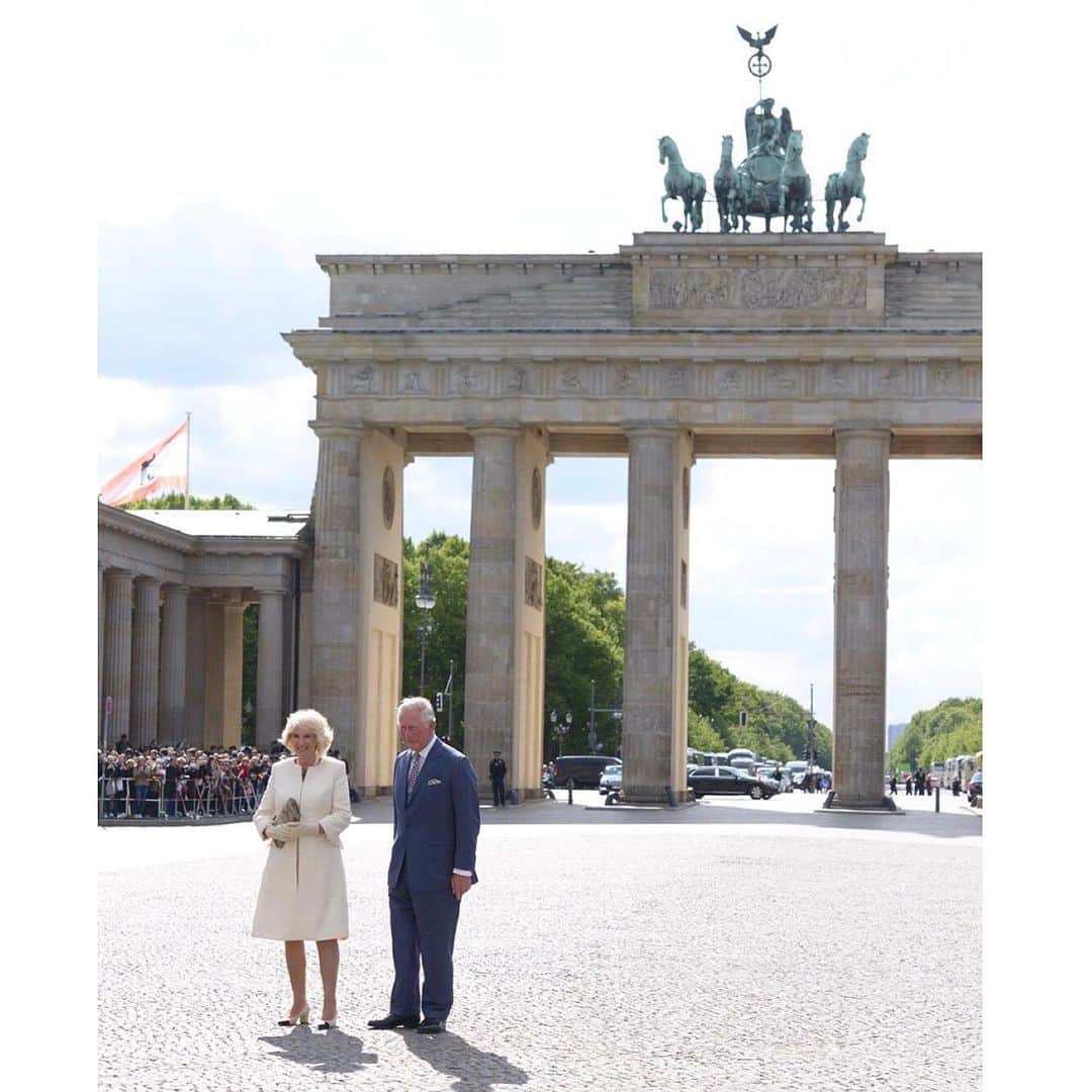 クラレンス邸さんのインスタグラム写真 - (クラレンス邸Instagram)「The Prince of Wales and The Duchess of Cornwall stand in front of Berlin’s famous Brandenburg Gate during the #RoyalVisitGermany today. Thank you to the people of Berlin for such a wonderful welcome! Swipe to see more ⬅️ 📸 1: F. Trang - British Embassy Berlin」5月8日 4時31分 - clarencehouse