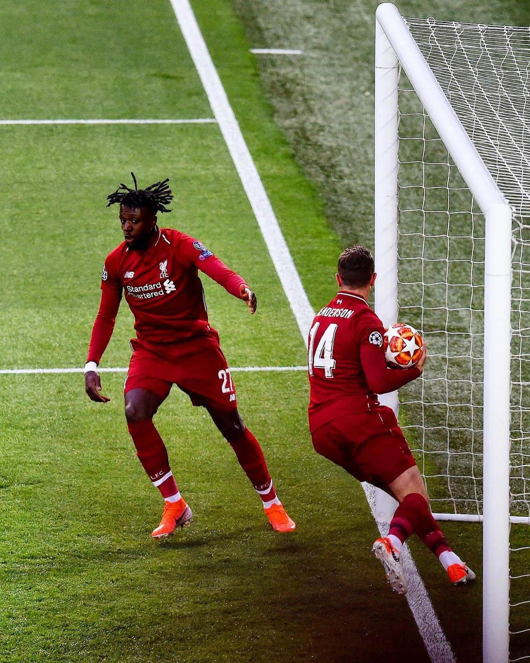 リヴァプールFCさんのインスタグラム写真 - (リヴァプールFCInstagram)「DIVOCK ORIGIIIIIIIIIIII! 💥💥💥 First ever @championsleague goal 👊 #LFC #Liverpool #LiverpoolFC #UCL #ChampionsLeague」5月8日 4時31分 - liverpoolfc