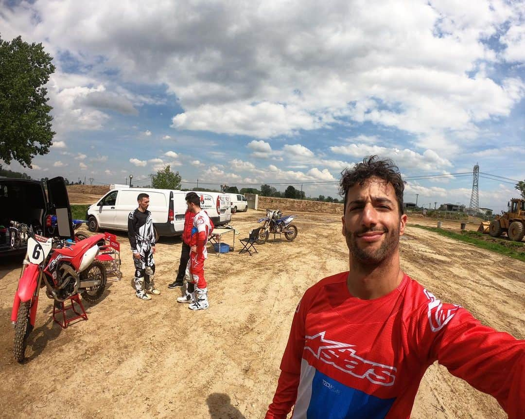 ダニエル・リカルドさんのインスタグラム写真 - (ダニエル・リカルドInstagram)「Just a little twist of the wrist in Italy today 👊🏼✊🏼 @gopro」5月8日 4時34分 - danielricciardo