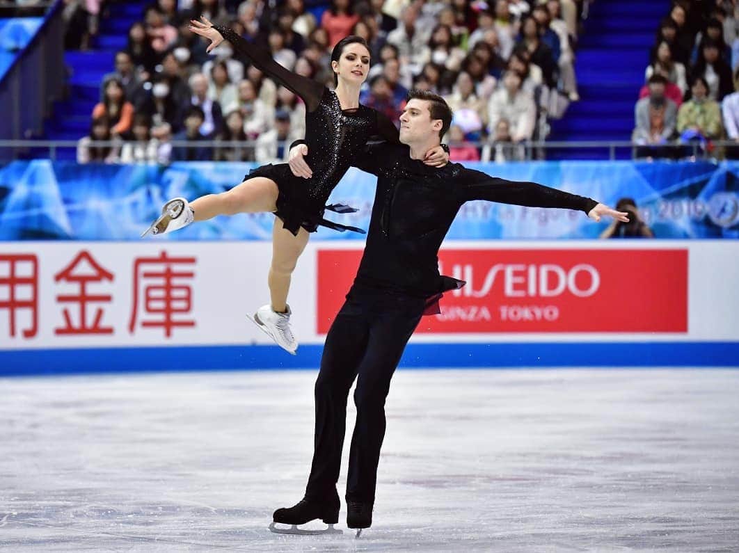 ISUグランプリシリーズさんのインスタグラム写真 - (ISUグランプリシリーズInstagram)「Five different ways to do crazy stuff with your pairs partner between elements 👉📲 Swipe ! 📸 from the #WTTFigure Pairs Events, can you recognize which ones are from the Short Program and which ones are from the Free Skate ?  #FigureSkating 📸: Atsushi Tomura」5月8日 4時38分 - isufigureskating_x