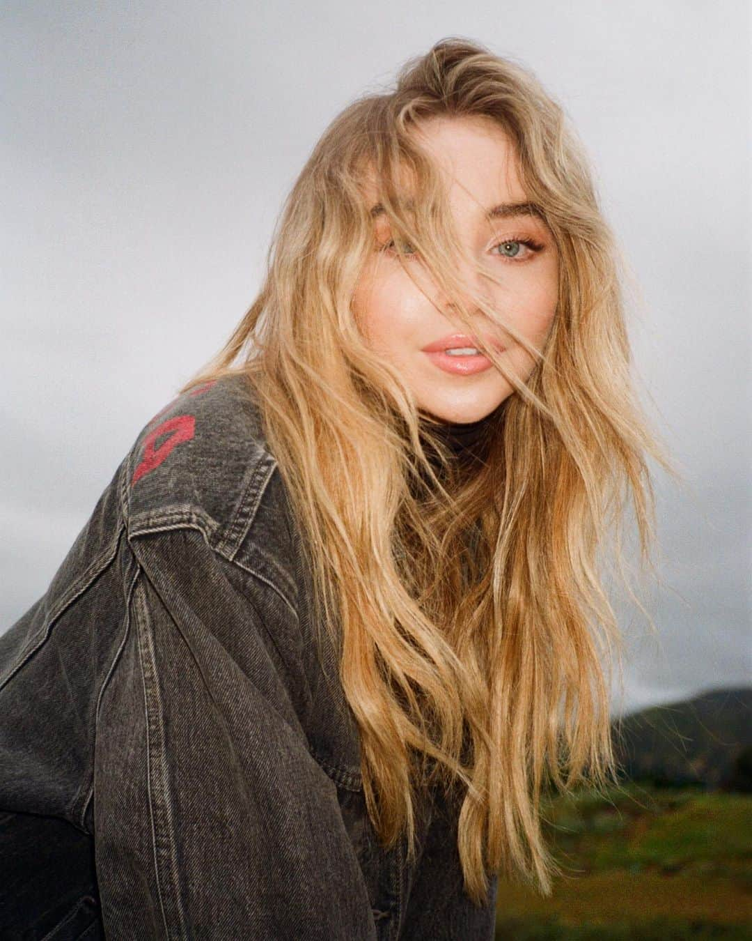 サブリナ・カーペンターさんのインスタグラム写真 - (サブリナ・カーペンターInstagram)「🌫」5月8日 4時42分 - sabrinacarpenter