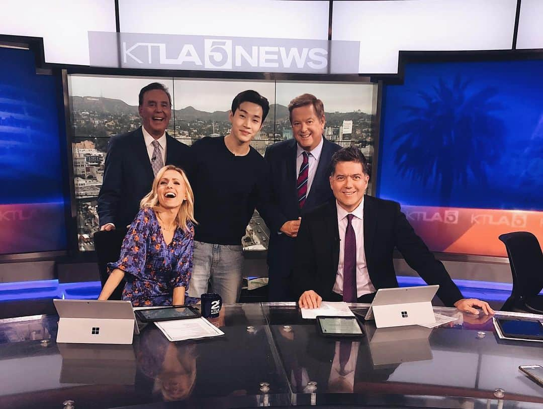 ヘンリーさんのインスタグラム写真 - (ヘンリーInstagram)「Big start to the morning on @ktla5news chatting about my new single dropping May 9 and 🎥 releasing May 17.. worldwide!  #untitledlovesong #제목없는lovesong #adogsjourney #dog」5月8日 4時44分 - henryl89