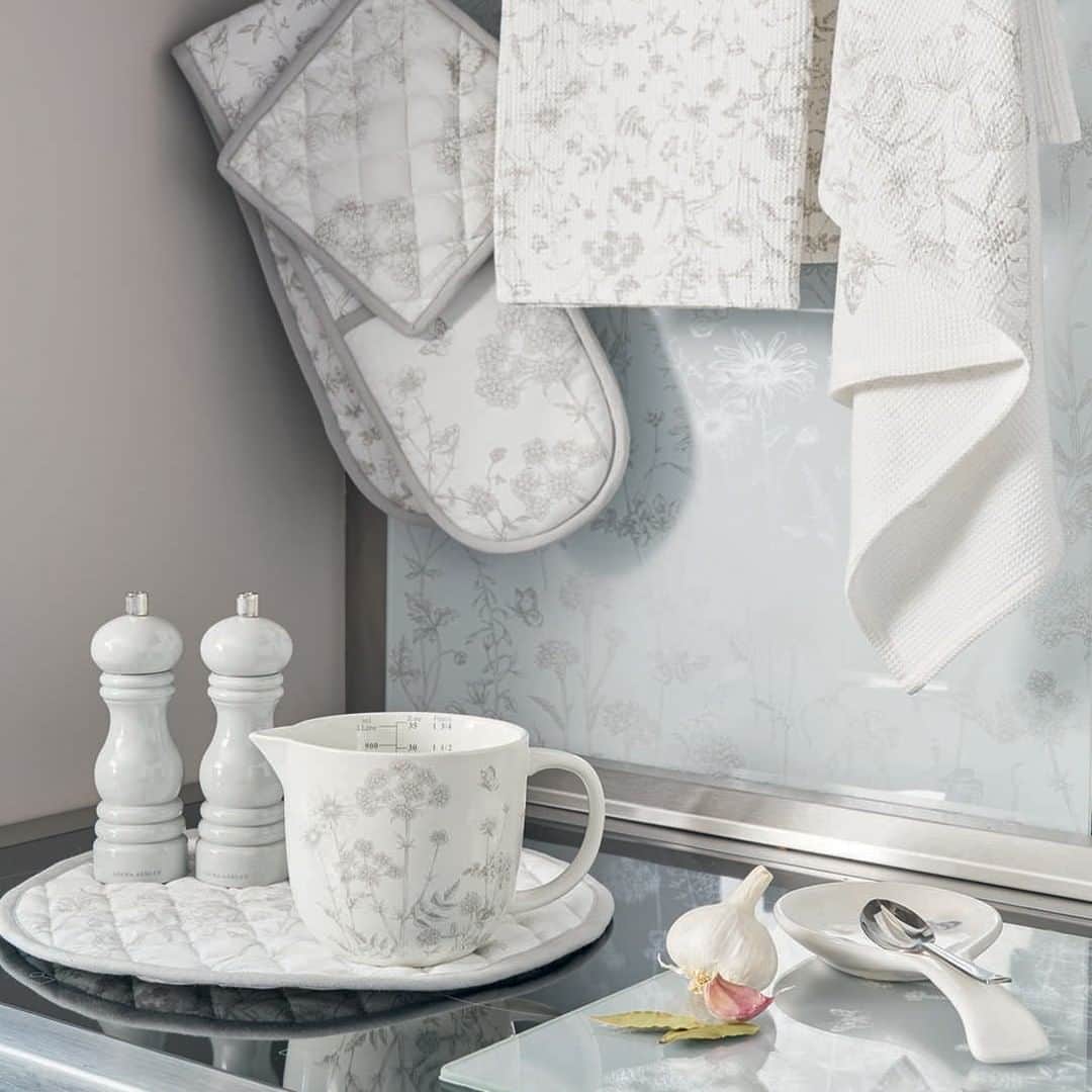 ローラアシュレイのインスタグラム：「Delicate, ditsy florals are a gorgeous addition to kitchen and tableware #Lisette」