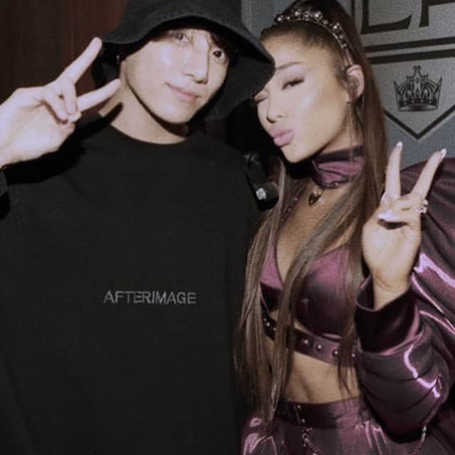 アリアナ・グランデさんのインスタグラム写真 - (アリアナ・グランデInstagram)「screaming. 🖤 thank u soooooo much for coming to my show, Jungkook. it meant so much. love u sm 🌬」5月8日 4時56分 - arianagrande