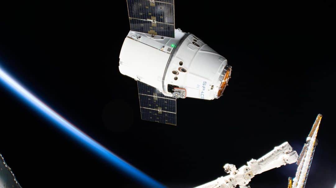 国際宇宙ステーションさんのインスタグラム写真 - (国際宇宙ステーションInstagram)「How do you capture a Dragon? Let it gracefully approach you then gently reach out and grapple it with a robotic arm. #nasa #spacex #csa #unitedstates #canada #dragon #international #space #station」5月8日 5時09分 - iss