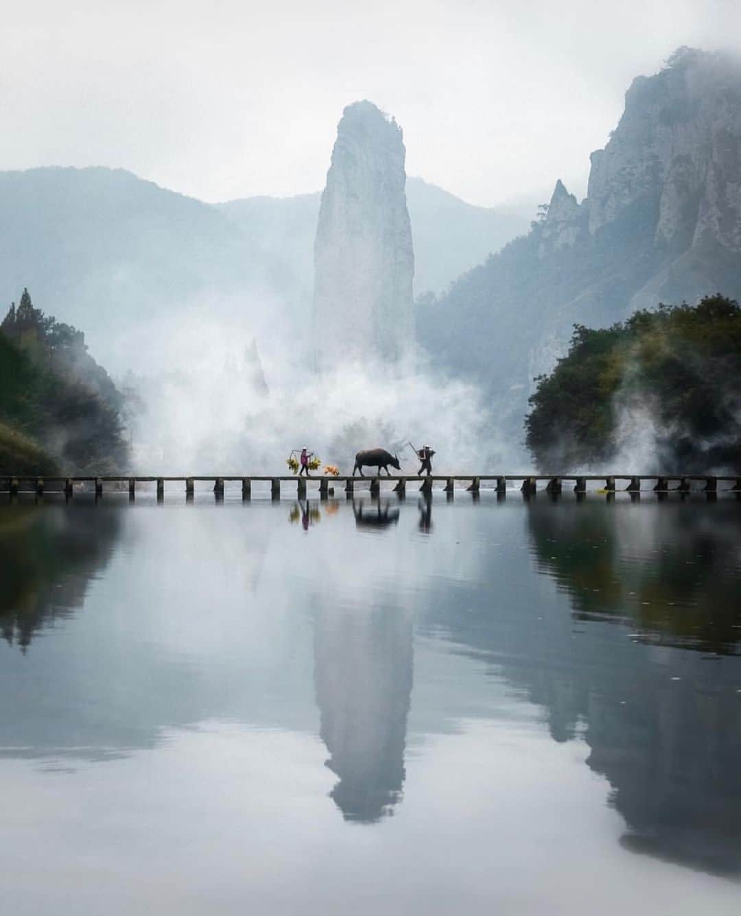 Canon Photographyさんのインスタグラム写真 - (Canon PhotographyInstagram)「Photography | @jordhammond  Canon 5D Mark IV #china #reflection #lake」5月8日 5時09分 - cpcollectives