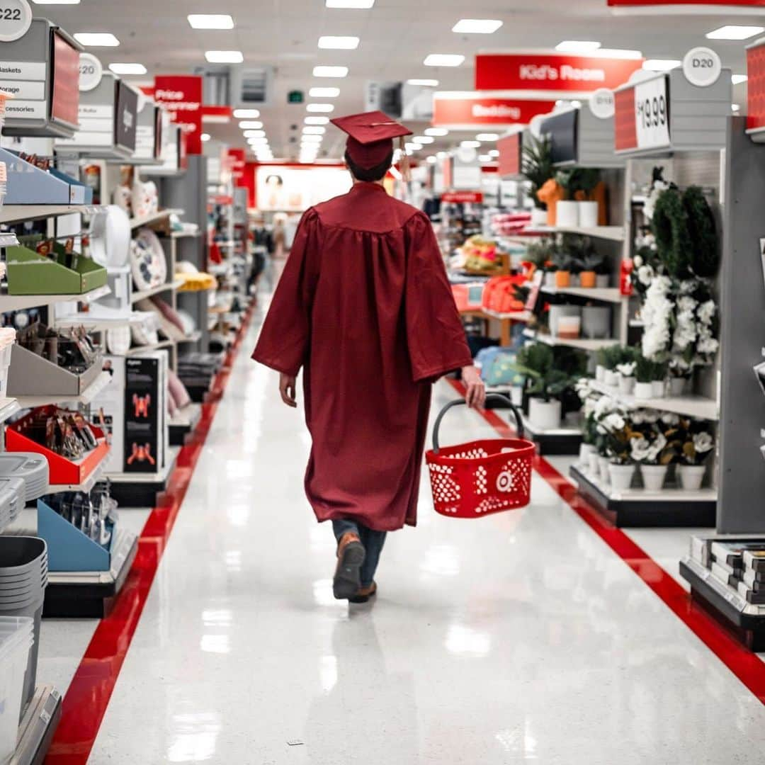 Targetさんのインスタグラム写真 - (TargetInstagram)「Grad season means extra love for all the teachers that helped us grow. 🎓 Happy #TeacherAppreciationDay!  Twitter: @ tonythekraken @ brendanW73」5月8日 5時10分 - target