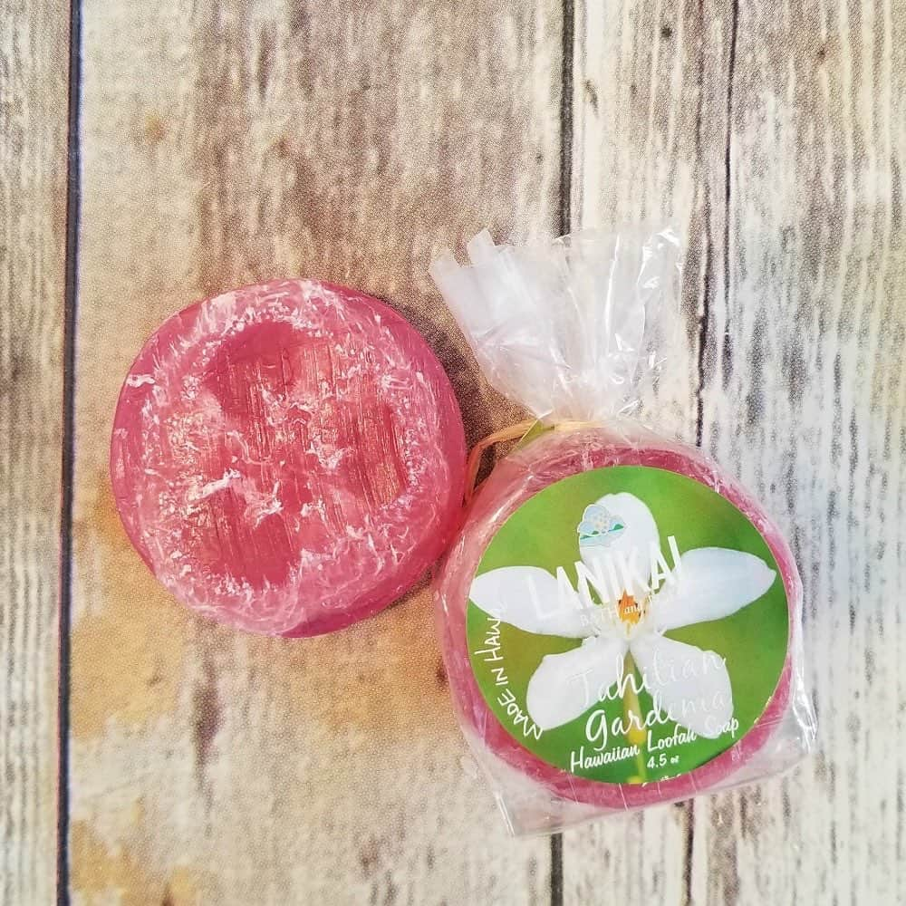 Lanikai Bath and Bodyさんのインスタグラム写真 - (Lanikai Bath and BodyInstagram)「Our handmade loofah soaps are an ideal addition to any gift set! The gentle exfoliation of the loofah pairs well with any of our luxurious island scents 🌺 #lanikaibathandbody #lanikaibathandbodyjapan #lanikaibeach #plumeria #kailuatownhi #lanikai  #hawaiianflowers #tropicalflowers #LBBtropicals」5月8日 5時24分 - lanikaibathandbody