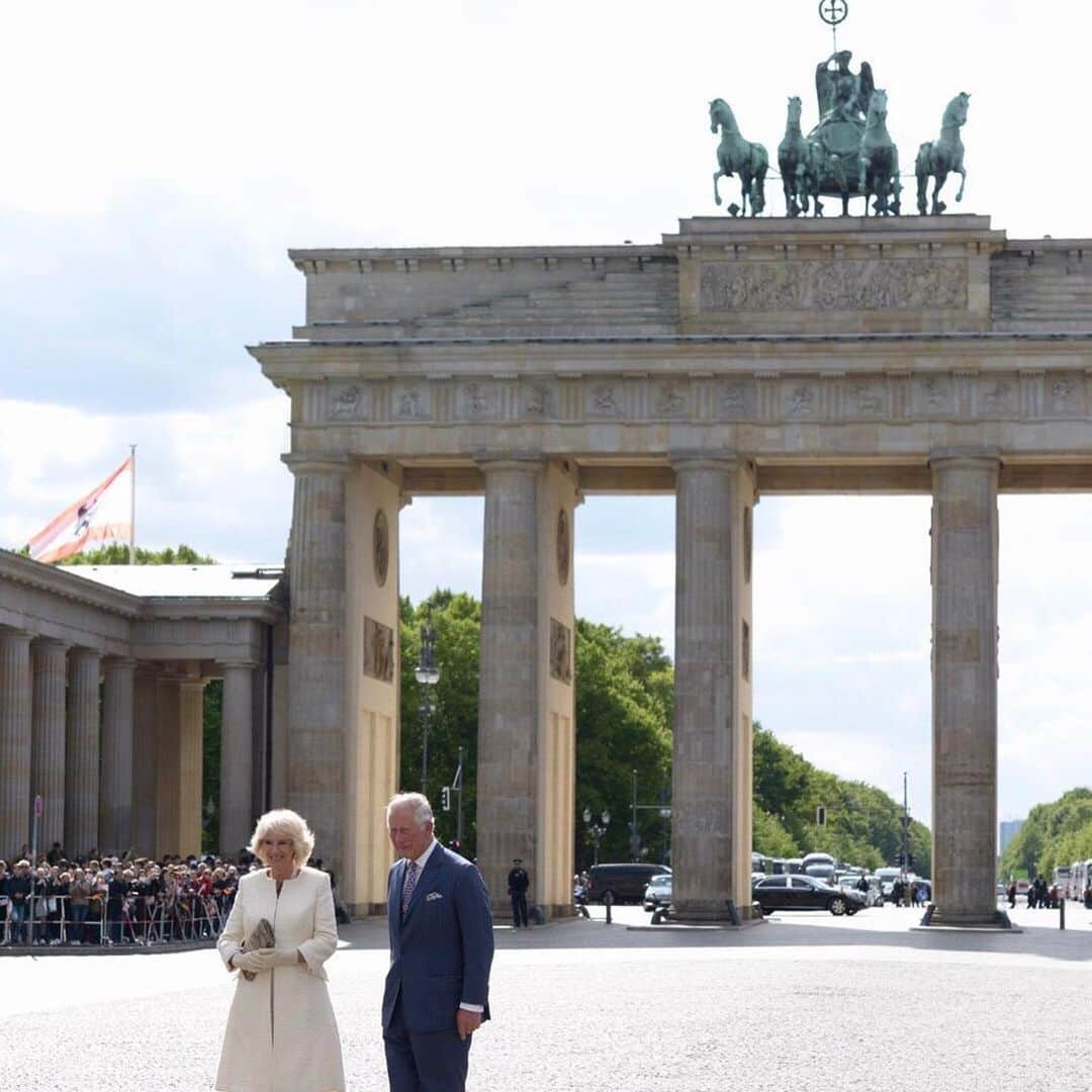 ロイヤル・ファミリーさんのインスタグラム写真 - (ロイヤル・ファミリーInstagram)「The Prince of Wales and The Duchess of Cornwall visited  Berlin today as part of a four-day visit to Germany.  Their Royal Highnesses met with Her Excellency Angela Merkel, Chancellor of Germany, and Frank-Walter Steinmeier, President of Germany, before The Prince of Wales laid a wreath at the Berlin Airlift Memorial. The Memorial honours the Allied forces who flew provisions into Germany during the Berlin blockade imposed by the Soviet Union in 1948. At Berlin’s Brandenburg Gate, The Prince and The Duchess heard about its history from The Mayor of Berlin, Michael Müller, and had an opportunity to meet residents of the city.  Tonight Their Royal Highnesses attended ‘The Queen’s Birthday Party’ at the British Ambassador’s Residence.  Her Majesty marked her 93rd birthday on 21st April, and there is an event held annually at the Residence to mark the occasion.  During a speech, The Prince said: “Today, we are so much more than simply neighbours: we are friends and natural partners, bound together by our common experience, mutual interests and shared values, and deeply invested in each other’s futures.” Follow @clarencehouse for more.」5月8日 5時47分 - theroyalfamily