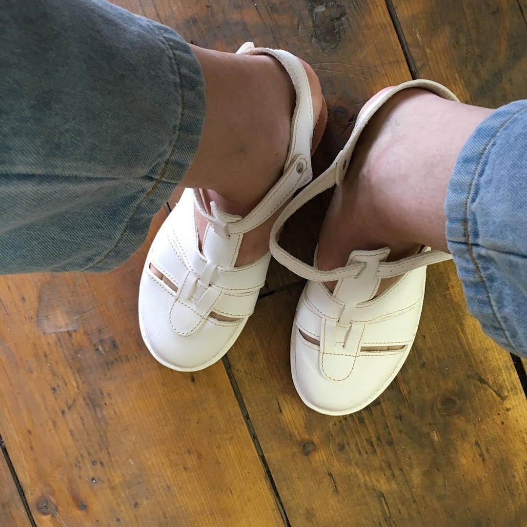 のインスタグラム：「Shakes in white - more than ready for spring ~ link in bio ~ #whiteshoes #whitesandals #springshoes #springfashion #handmade #opanka #cool #rosamosa」