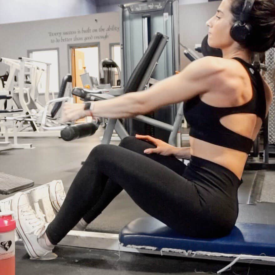 Sarah Ramadanさんのインスタグラム写真 - (Sarah RamadanInstagram)「💪🏼🌷BACK ATTACK!🌷💪🏼 ⠀ here’s a workout I did to get my back toned + strong! 💪🏼played with different angles to activate various muscle groups that make up the back, and finished off with some biceps for fun 💜 ⠀ 🌷sporting the new @womensbestwear Move Set 💪🏼🥰- which is officially live!! link is in my bio (thank you so much for choosing to use it 💜🙏🏼) ⠀ 💪🏼WORKOUT: ⠀ 1️⃣assisted pull ups - 50 total reps 2️⃣incline db row - 3x10 3️⃣seated single arm cable row - 3x10 4️⃣twisting cable high row - 3x12 5️⃣cable lat pull down - 3x10 ⠀ ⠀ #womensbest #womensbestwear fitnessmotivation #backday #backworkout #healthadvocate #makehealthahabit #fightforgrowth」5月8日 5時52分 - fightforgrowth