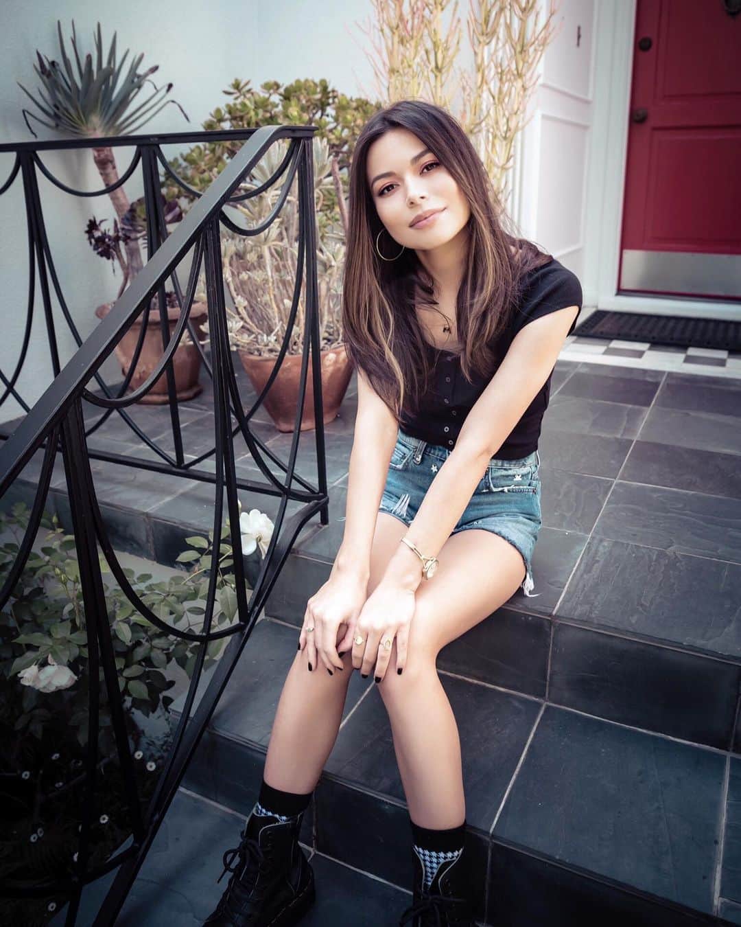 ミランダ・コスグローヴのインスタグラム：「🖤」
