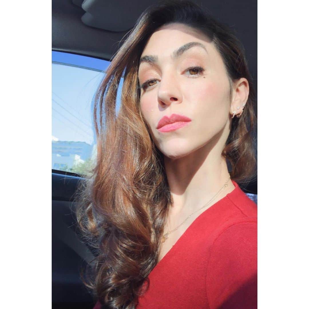 ナタリア・コルドバ・バックリーのインスタグラム：「el me dice...rojita...🧨🇲🇽」