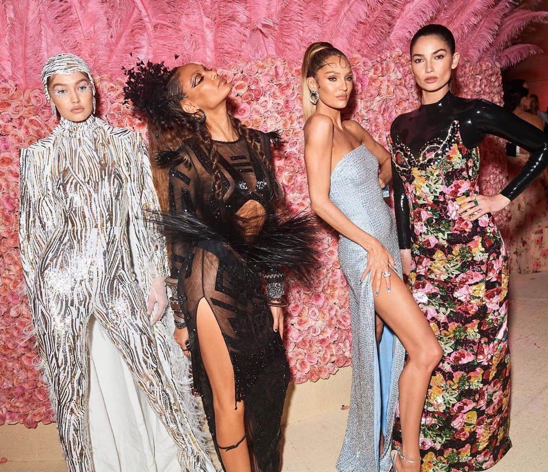 Vogue Beautyさんのインスタグラム写真 - (Vogue BeautyInstagram)「A model moment at the #MetGala with @gigihadid, @joansmalls, @angelcandices, and @lilyaldridge. See more looks from fashion's big night at the link in our bio. Photographed by @hunterabrams」5月8日 6時19分 - voguebeauty