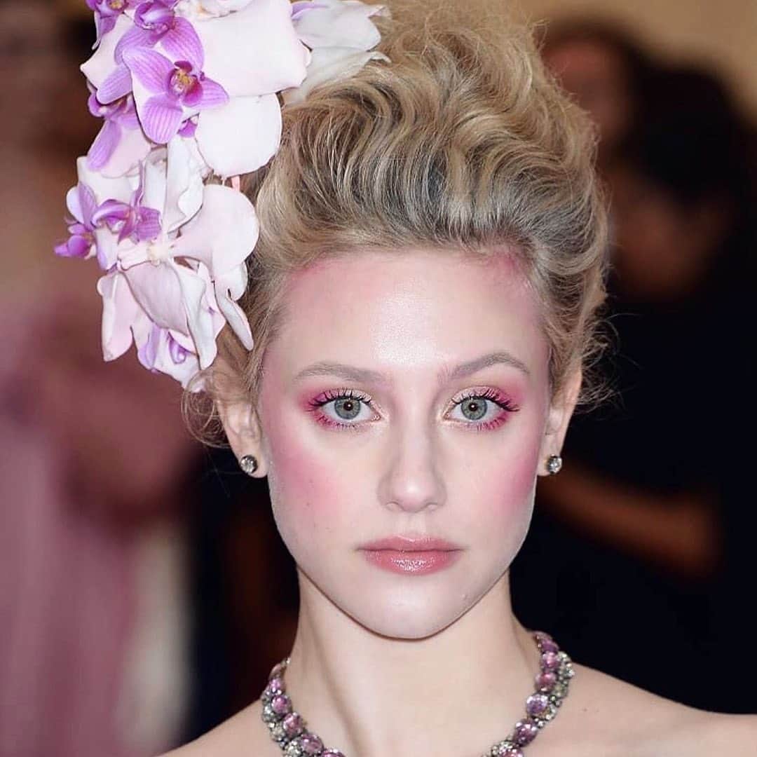 Maybelline New Yorkさんのインスタグラム写真 - (Maybelline New YorkInstagram)「@lilireinhart channeled a modern Marie Antoinette at the #metgala! For her #metcamp look, @adambreuchaud used fit me blush in ‘rose’ to the cheekbones and blended up towards the temples for a bright fuchsia pink cheek and eye contour. He finished with #madeforall lipstick in ‘pink for me’. Drop a 💓 if you love this glam! #mnyitlook #regram」5月8日 6時26分 - maybelline