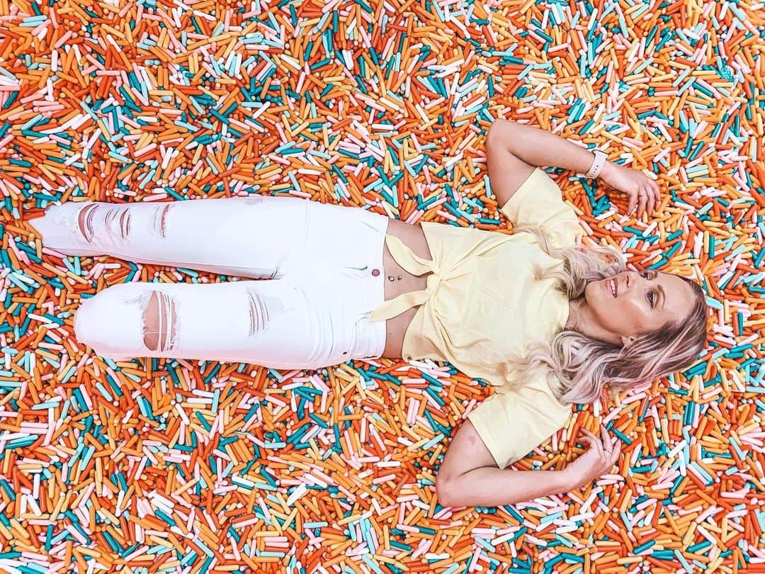マリヤ・コロレバのインスタグラム：「First time swimming in a pool of sprinkles and lemme tell ya...I don’t hate it🍦@museumoficecream I am available for synchro shows...double tap if you agree 💁🏼‍♀️😍 #moic #icecream #sweettooth」