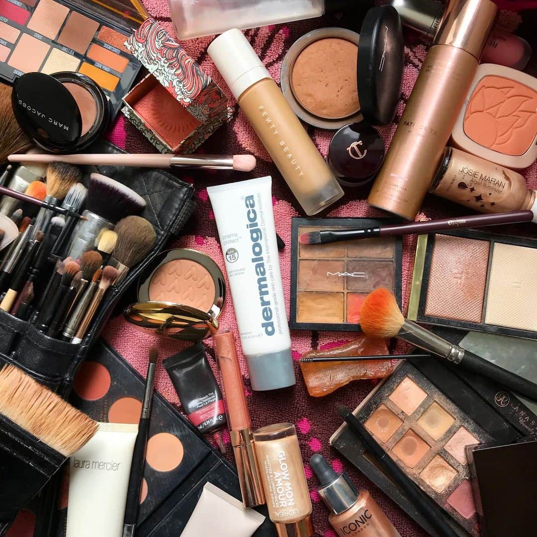 Ania Milczarczykさんのインスタグラム写真 - (Ania MilczarczykInstagram)「Don’t be fooled by summer leaving (well apparently anyway haha) just because it’s not as hot doesn’t mean you can relax on the sunscreen, even when it’s cloudy! When doing makeup for models like @valeriewetmore and on myself I’m still using sun protection underneath as a lot of foundations do not have SPF. My newest obsession is @dermalogicaaus prisma protect. It’s activated by the sun to fight off UV and even skin damaging free radicals like pollution #dermtribe」5月8日 6時51分 - aniamilczarczyk