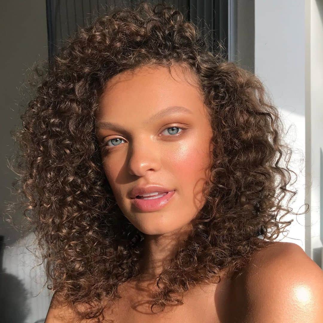 Ania Milczarczykさんのインスタグラム写真 - (Ania MilczarczykInstagram)「Don’t be fooled by summer leaving (well apparently anyway haha) just because it’s not as hot doesn’t mean you can relax on the sunscreen, even when it’s cloudy! When doing makeup for models like @valeriewetmore and on myself I’m still using sun protection underneath as a lot of foundations do not have SPF. My newest obsession is @dermalogicaaus prisma protect. It’s activated by the sun to fight off UV and even skin damaging free radicals like pollution #dermtribe」5月8日 6時51分 - aniamilczarczyk