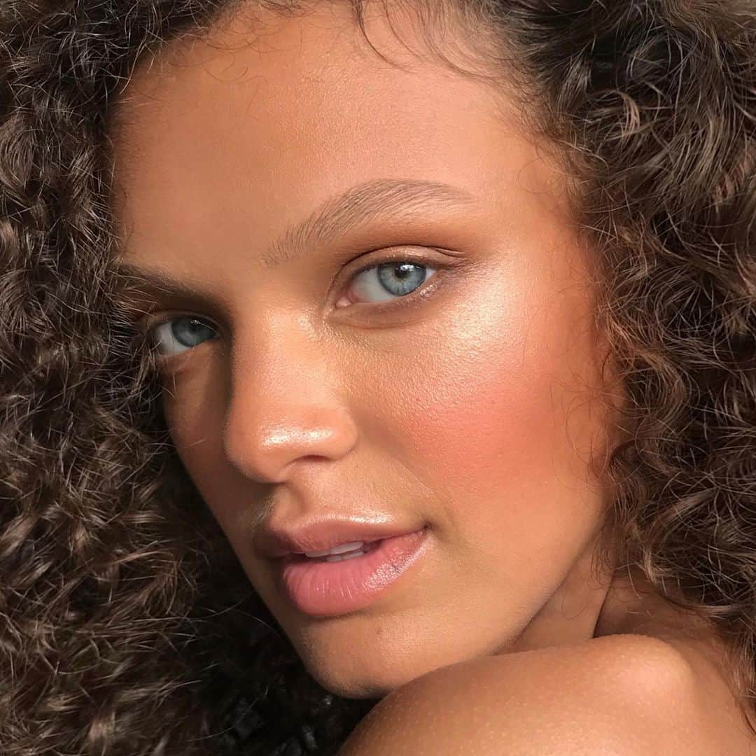 Ania Milczarczykのインスタグラム：「Don’t be fooled by summer leaving (well apparently anyway haha) just because it’s not as hot doesn’t mean you can relax on the sunscreen, even when it’s cloudy! When doing makeup for models like @valeriewetmore and on myself I’m still using sun protection underneath as a lot of foundations do not have SPF. My newest obsession is @dermalogicaaus prisma protect. It’s activated by the sun to fight off UV and even skin damaging free radicals like pollution #dermtribe」