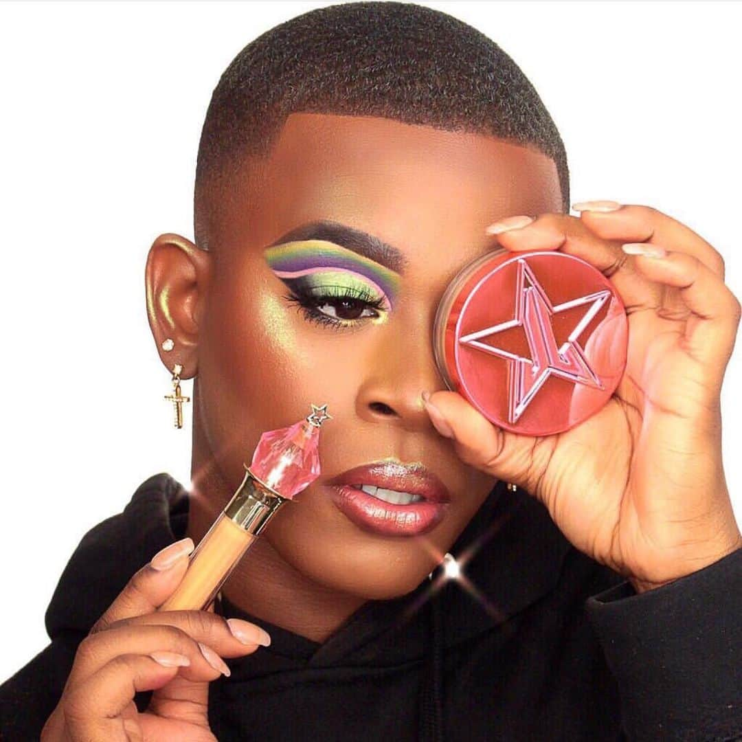 Jeffree Star Cosmeticsさんのインスタグラム写真 - (Jeffree Star CosmeticsInstagram)「EYE ON THE PRIZE 👀👀 This look is EVERYTHING👏🏻👏🏻 @_kingkouture is looking sculpted to perfection in our #MagicStarConcealer ‘C21’ & #MagicStarSettingPowder in ‘Banana’ 🍌🍌He used our #AlienPalette on his eyes, #SupremeFrost shade ‘Money Honey’ for his glow and #VelourLiquidLipstick shades ‘Dominatrix’ and ‘Thick As Thieves’ on his lips 👄👄 #jeffreestarcosmetics #magicstar #vegan」5月8日 6時52分 - jeffreestarcosmetics