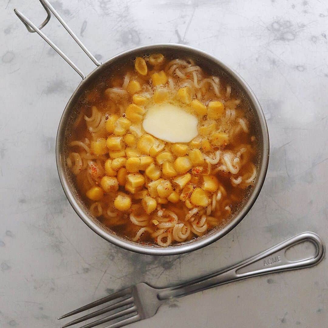 のインスタグラム：「Miso Ramen . 今朝は早起きし、 サッポロ一番の みそラーメン🍜 昨晩録画で見た ドラマの影響で。 . 簡単アレンジの バター＆コーン。 . . #サッポロ一番みそラーメン #サッポロ一番 #きのう何食べた #袋麺 #シェラカップ #キャンプ飯 #非常食 #misoramen #ramennoodles #🍜」