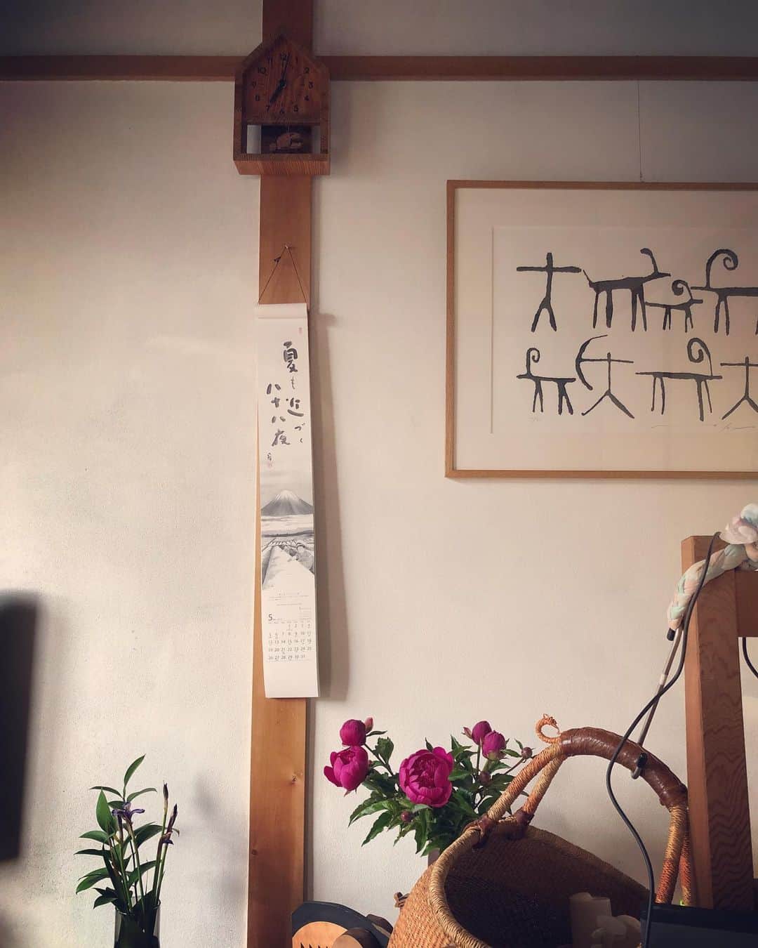 屬美於さんのインスタグラム写真 - (屬美於Instagram)「どこをとっても絵になる部屋  芍薬の花がおすきだそうです。  #ちほさんち」5月8日 6時55分 - mioyoga__style