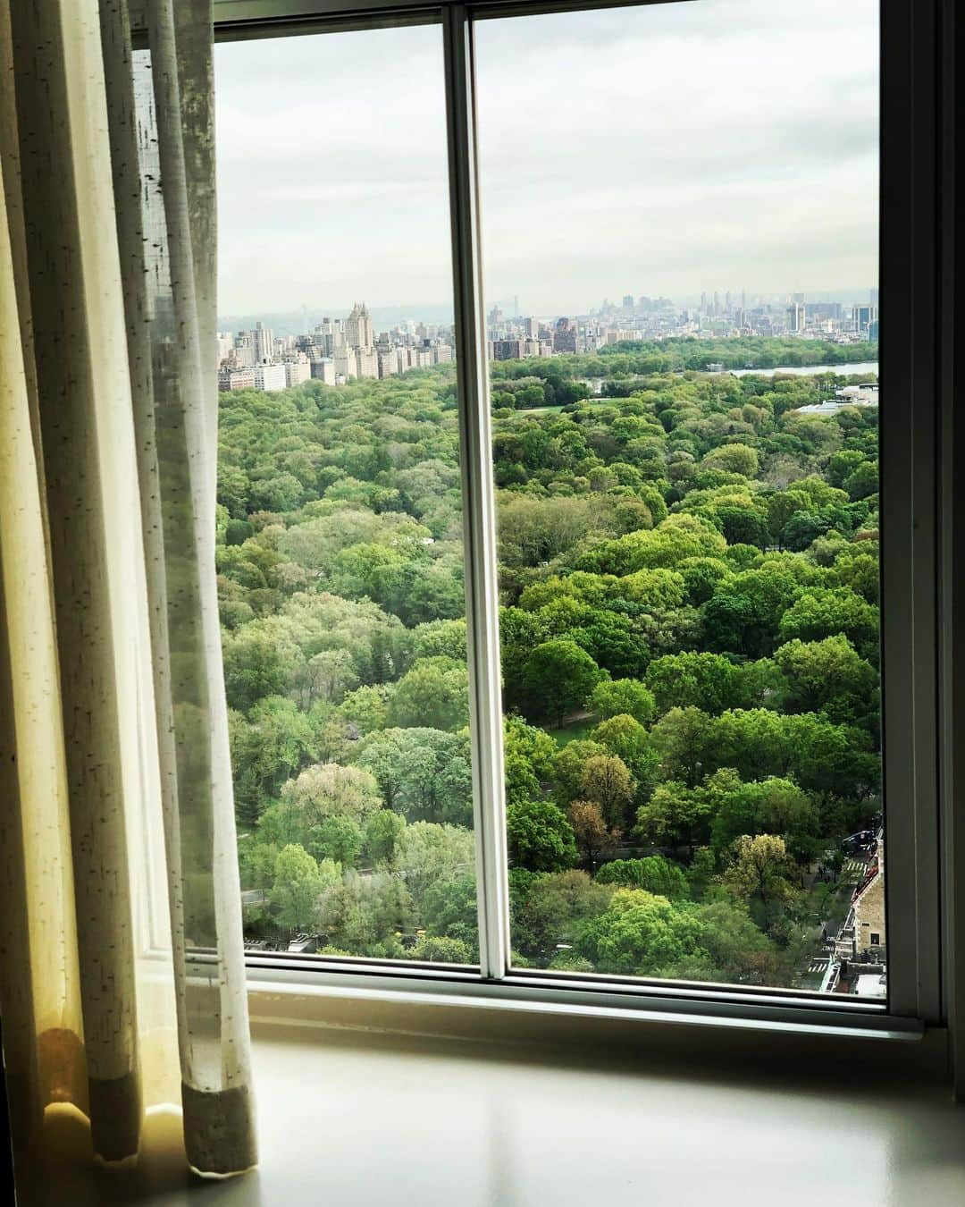 ミンディ・カリングさんのインスタグラム写真 - (ミンディ・カリングInstagram)「Thank you so much @thepierreny for being home to me and my family these past 9 days. 🏠🍎.The views of Central Park and service were unbelievable (shout out to all the elevator operators who let my daughter push the buttons every elevator ride 🤦🏾‍♀️)but probably my favorite part was that this Indian girl could order idli sambar for breakfast every morning. 🤤👌🏾💃🏽(✨special thanks to the talented chefs Manjit Manohar and Ashfer Biju ✨). Until next time! ❤️」5月8日 6時56分 - mindykaling