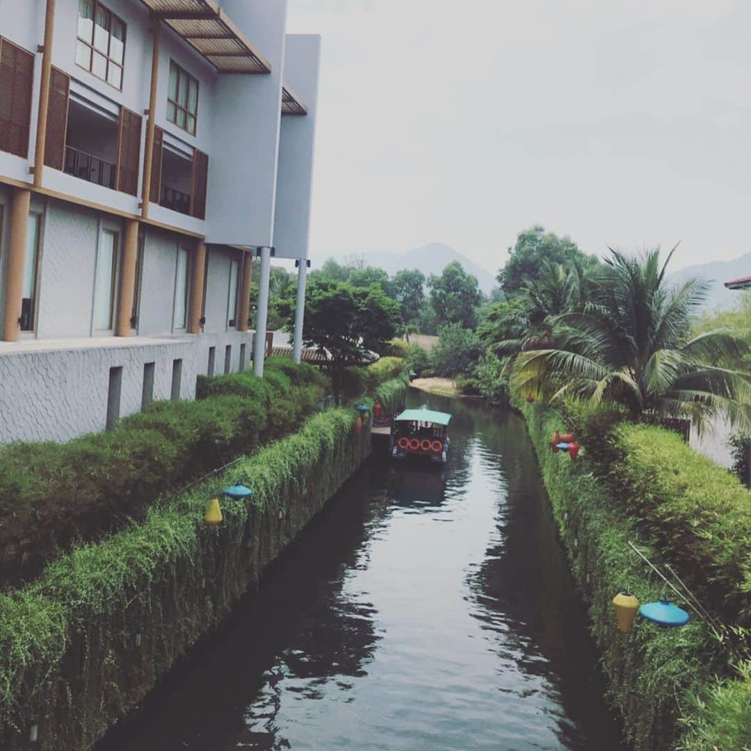 渡辺由香さんのインスタグラム写真 - (渡辺由香Instagram)「#resortlife #vietnam #hoteliers #vietnamtravel #familytravel  こちらの @angsana.langco HOTELはかなり奥の大自然 広大な土地の使い方が素晴らしい！ ビーチリゾートで人気のホテルバンヤンツリーの少しファミリー向けのホテルでお隣のホテル@banyantree.langco と自由に施設を使えるからカートや船も運行してるよ👍🏻 キッズには船で一周も楽しいしね 後、自転車がフロントにあって 勝手に使ってお散歩していいからイロイロ探検したよ 海で沢山の貝殻も拾ったり、のんびりにはサイコーな場所🐚 続く #ベトナム旅行 #子連れ旅行 #GW旅行」5月8日 6時56分 - yukawatanabe_hanabo