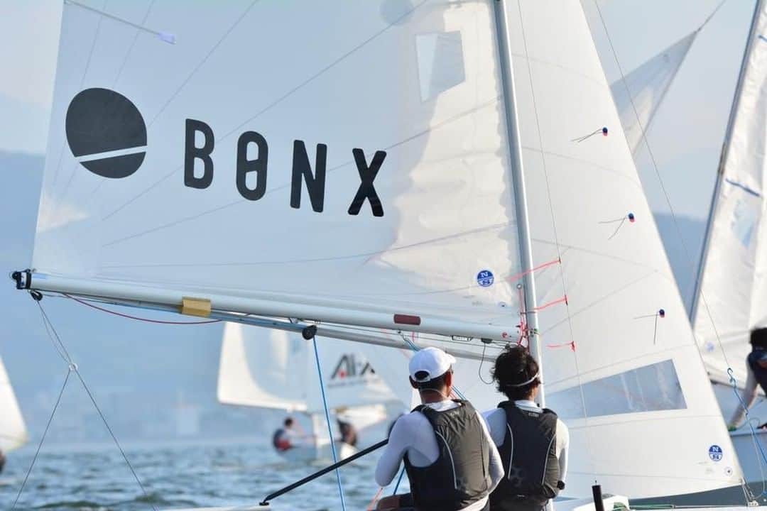 BONXのインスタグラム：「Tired of shouting against the wind during the boat practice? Go check out BONX. Great wind noise reduction + hands-free 10 way chat.⁣ #GoBonx #GoMakeNoise⁣ .⁣ .⁣ .⁣ .⁣ #Bonx #technology #communication #gear  #outdoorsports #extremesports #grouptalk #sportstech #sportstechnology #headphones #wirelessheadphones #boat #sailing #yacht #race #outdoors⁣」