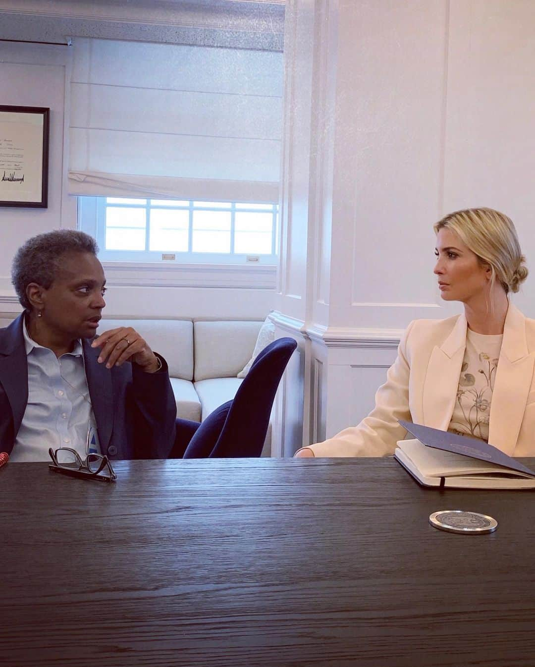 イヴァンカ・トランプさんのインスタグラム写真 - (イヴァンカ・トランプInstagram)「Wonderful meeting Chicago Mayor-elect Lightfoot, the 1st African-American woman & 1st openly gay person to lead the city.‬ ‪Great discussion on topics including economic revitalization, workforce dev, vocational education, criminal justice and parole reforms & crime prevention.‬ ‪I look forward to working together.」5月8日 7時09分 - ivankatrump