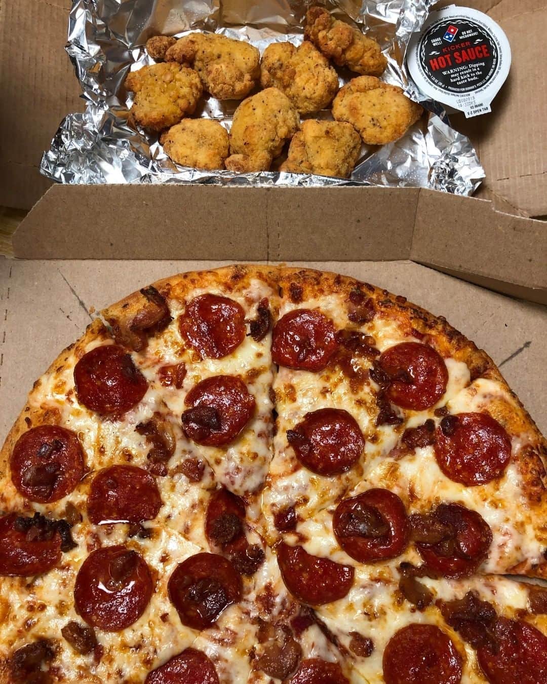 Domino's Pizzaさんのインスタグラム写真 - (Domino's PizzaInstagram)「What sounds good for dinner tonight? A. Boneless Chicken. B. Pizza. C. GIMME BOTH.」5月8日 7時10分 - dominos