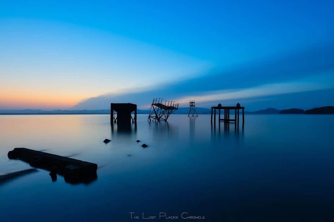 のインスタグラム：「at dawnearly in the morning 𓆲 𓆲 𓆲 #廃墟 #Abandoned #AbandoniG #allabandoned #abandonedworld #Abandonedafterdark #abandoned_addiction #abandoned_greece #abandon_seekers_ #Abandoned_Excellence #abandonedcentral #beAlpha #discarded_butnot_forgotten #DECAY_iLLife #desertedplaces #ethereal_moods #grime_nation #grime_reapers #GoTrespassing #ig_urbex #Itsabandoned #KINGS_ABANDONED #renegade_abandoned #sombrexplore #urbex_supreme #urbex_regards #urbexplaces #urbex_disciple #urbex_utopia  #japan_urbex」
