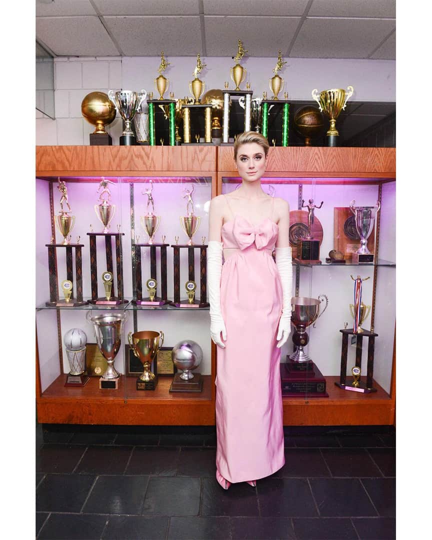 サルヴァトーレ・フェラガモさんのインスタグラム写真 - (サルヴァトーレ・フェラガモInstagram)「Elizabeth Debicki is rose fresh in a muted version of her #MetGala peony silk ensemble sporting a dainty faille bow with powder pink opera gloves by #Ferragamo」5月8日 7時30分 - ferragamo