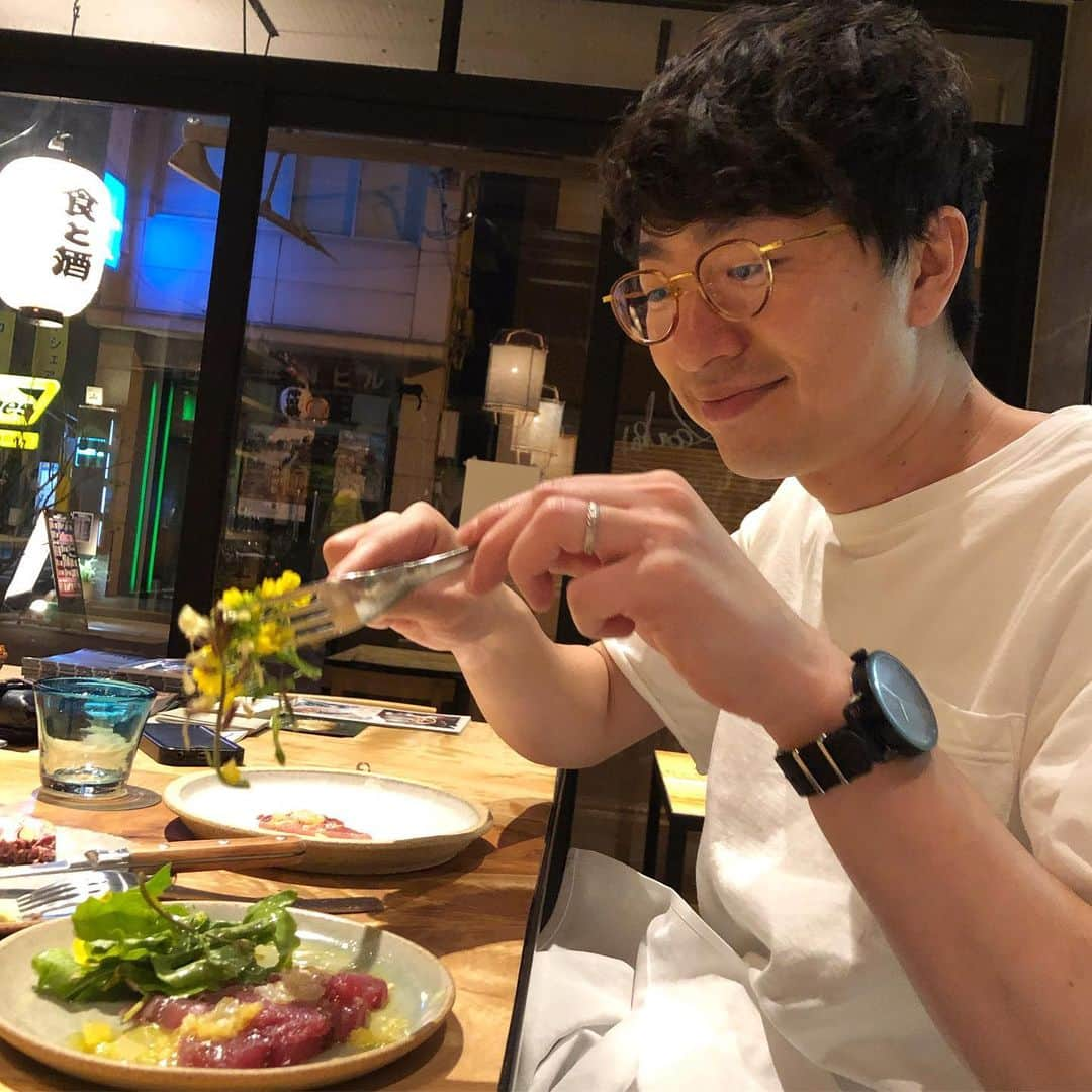 みわこさんのインスタグラム写真 - (みわこInstagram)「＊ ２人とお料理を撮って頂くお仕事で上京中〜☺️🤓✈️ 無事終わって、ホテルにチェックインしてほっとして、 「どこか行く？」とお互いに挙げあったお店が、 一切話題にのぼってなかったのに同じお店で大笑い😂笑 . 人気店だけど偶然にも閉店前に滑り込むことができて 美味しいごはんを頂きました。 ほんとに、どれもこれも美味しかった♡ 2日目は気持ちいい晴れ☀️楽しんで帰ります〜☺️😎✨」5月8日 7時31分 - meganeandmiwa