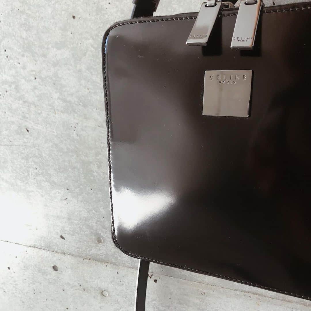 Ｈedyさんのインスタグラム写真 - (ＨedyInstagram)「【WEB掲載予定】 CELINE shrink leather 2way handbag. calf leather 2way boxbag. . ブラックレザー×シルバー金具はシンプルでシーンを選ずお使い頂けます。 両バッグ、取外し可能なショルダー付きです。 . @hedy_worldwide  #vintage #vintageshop #hedy #hedy_japan #celine #bag #fashion #accessary #pierce #gold」5月8日 13時03分 - hedy_vintage