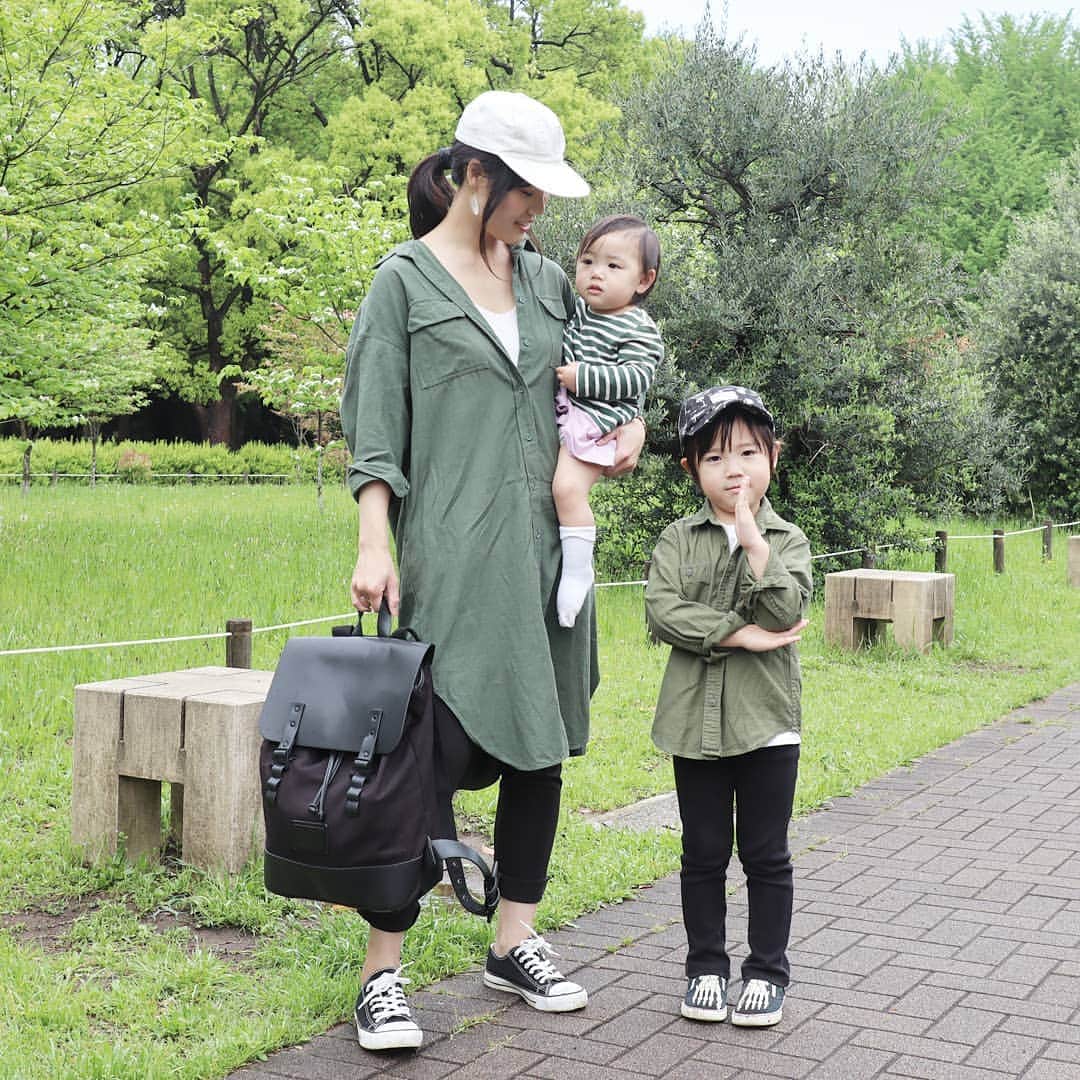 Eri Satoのインスタグラム：「khakigreen×white×blackリンクコーデ  bag: @gastonluga pierce: @joueri 👦 shirt: @uniqlo tops: @pairpair_official pants: @kodomofuku_bee  バッグは @gastonluga お気に入りすぎてヘビロテ！ 👉公式オンラインストア h t t p : / / g a s t o n l u g a . c o m 👉公式サイトで15%offのディスカウントコード satoeri15(期限なし、送料無料)  この日は仲良し家族と 代々木公園でピクニック🍱 わたし以外はありえない量飲んでました🍻しかも5時間w  #mamagirl#locari#コーディネート#ママコーデ#ママファッション #プチプラ#プチプラコーデ #親子リンクコーデ#親子リンクコーデ愛好家#親子 #l4like#outfit#coordinate  #fashion#代々木公園#公園コーデ#ピクニック#ピクニックコーデ #GastonLuga#ガストンルーガ#バックパック#リュック」