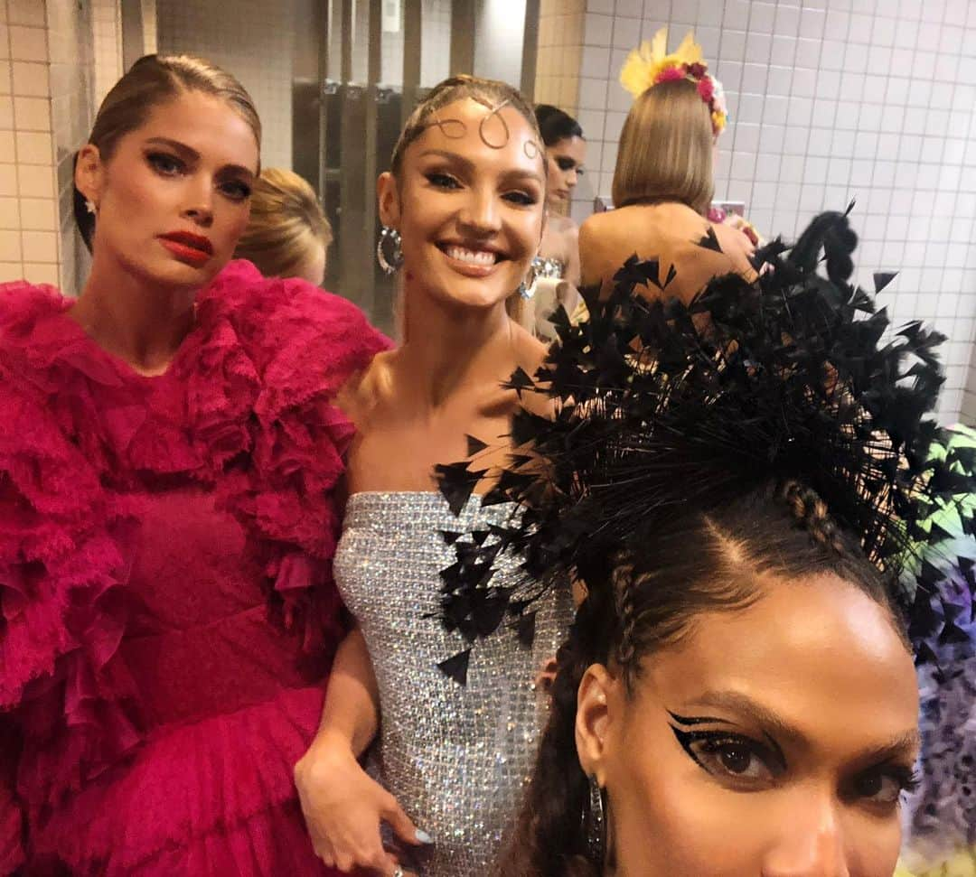 ジョアン・スモールズさんのインスタグラム写真 - (ジョアン・スモールズInstagram)「I spy with my little eye a whole bunch of hot mama’s 🥵 #metgala」5月8日 7時35分 - joansmalls